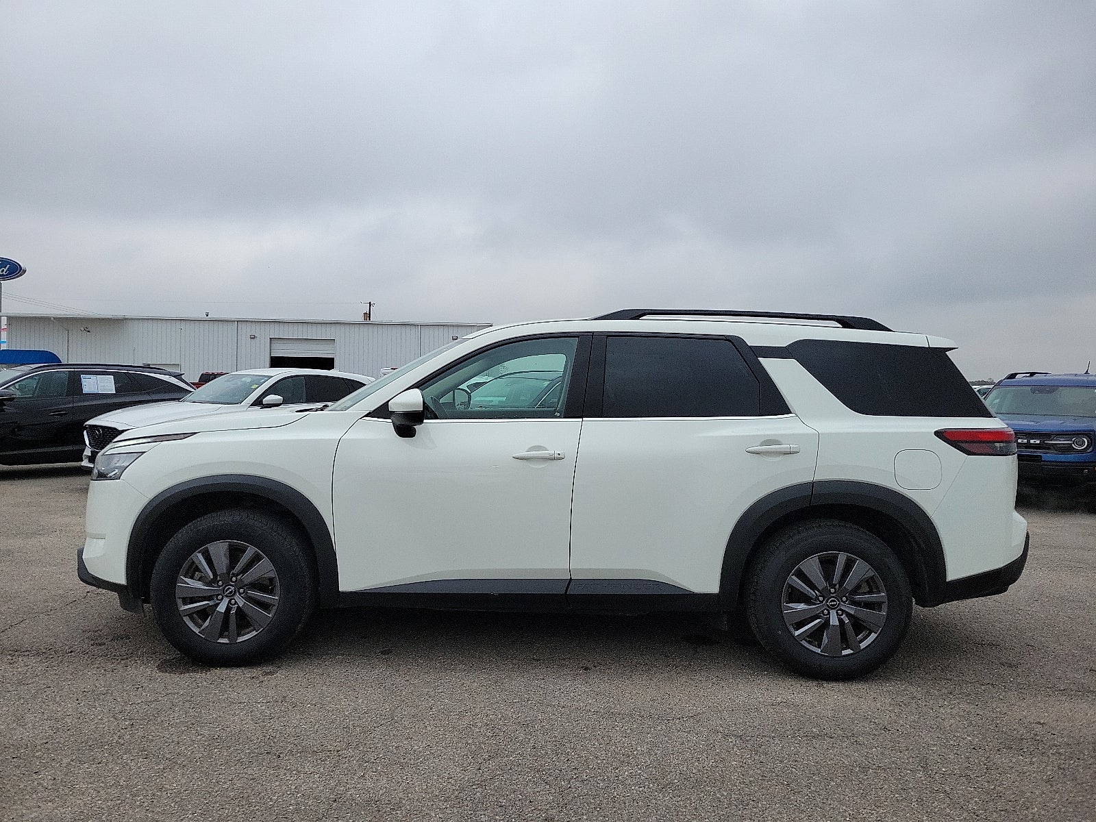 2025 Nissan Pathfinder SV